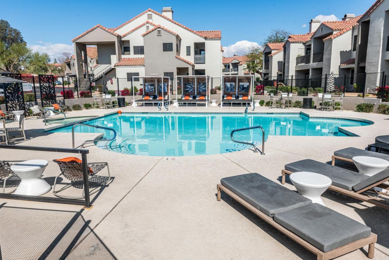 Charming 2br-pool, Yoga Rm, Gym, Cabanas, Bbqprkng *