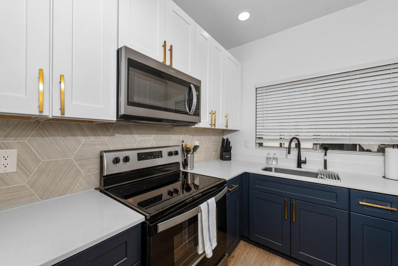 Charming 2br-pool, Yoga Rm, Gym, Cabanas, Bbqprkng *