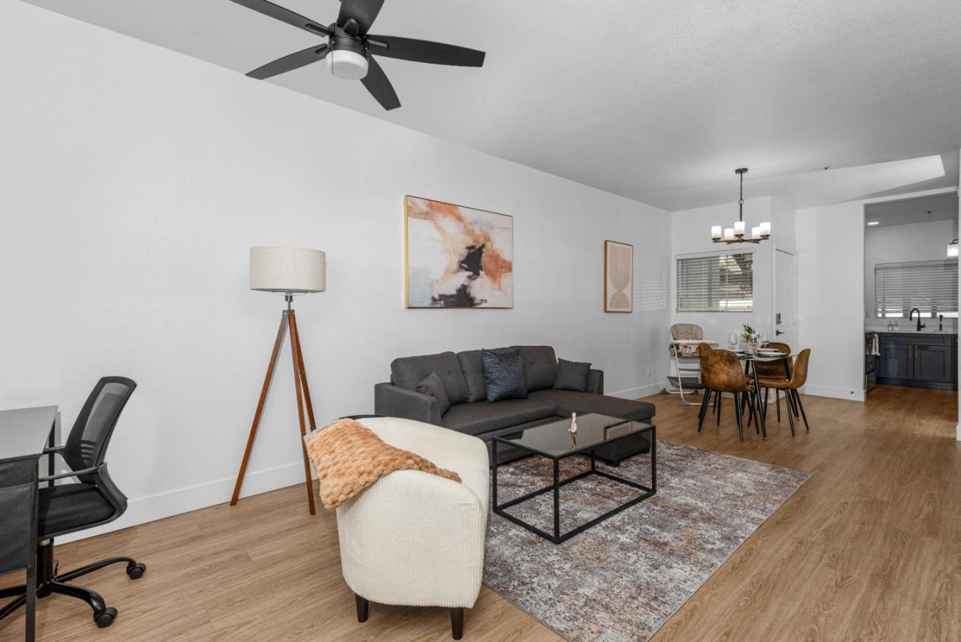 Apartment Charming 2br-pool, Yoga Rm, Gym, Cabanas, Bbqprkng